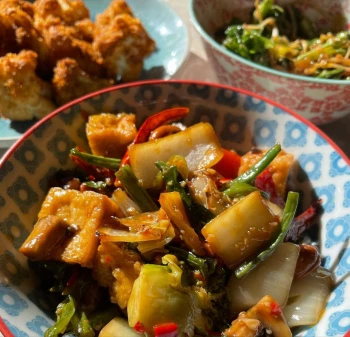 Dig into our delicious plant-based take on Thai dishes. From creamy silky curry to fiery stir-fries,...